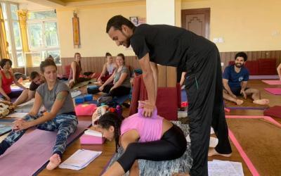 yoga teaching practice in yoga teacher training (ytt) class